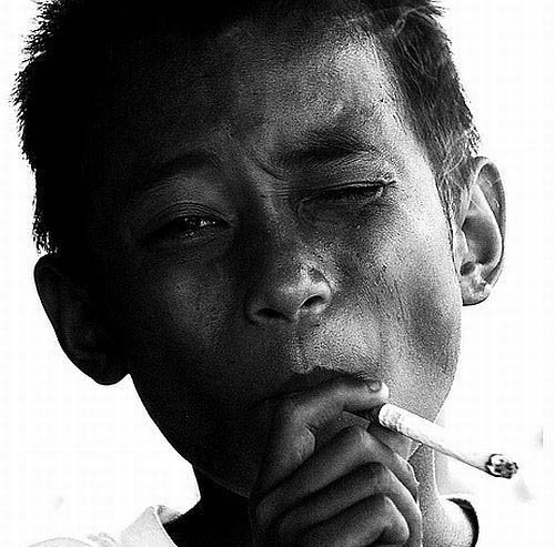 小孩抽烟 霸气十足图片