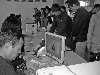 青岛招办首次在农大设立考研信息确认点(图)