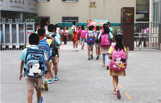 開學季學校又喧囂小學生初中生大學生都很忙碌校園大廈溫州哪個金河屬初中圖片