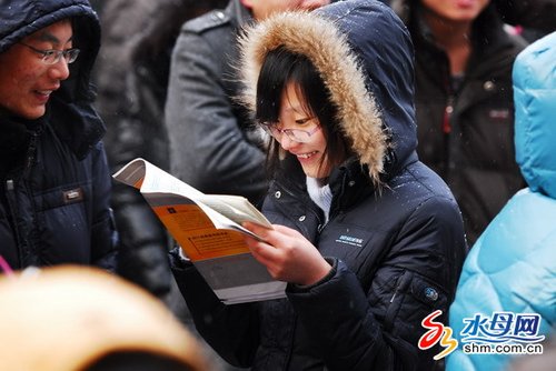 研究生入学考试烟台11996名考生冒雪参加(图)