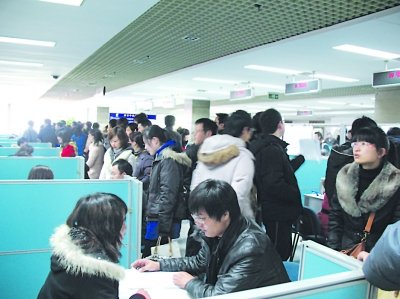 节后首场毕业生专场招聘会现场。 杨彦 摄
