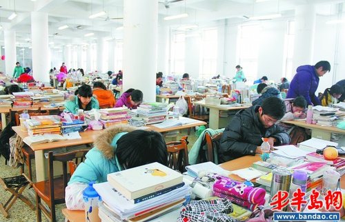 考研生备考压力大 过来人称提高效率可减压