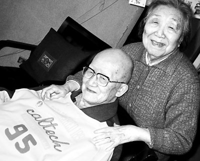 4月28日08:21新华网 字号:t|t    图为罗沛霖院士95岁时,与老伴的合影