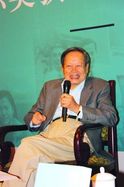 国内 资料图:杨振宁和翁帆 昨日,杨振宁先生的最新传记《杨振宁传》由