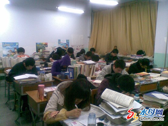 考研成本高像上“大五” 起早贪黑比高考还累