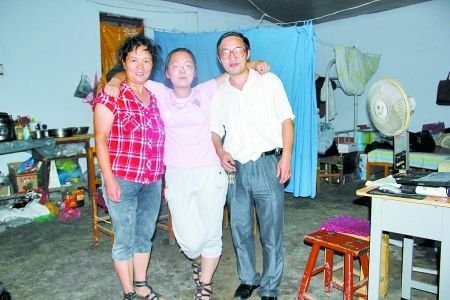 她家境贫寒,全家四口人靠爸爸微薄的工资维持生活;   她叫李佳乐,郏县