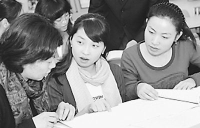 北京语言大学，几位我国首批汉语国际教育专业硕士研究生同老师在一起。 段正永摄