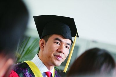 "   昨天,南京信息工程大学的毕业典礼上,教师代表33岁的刘清惓