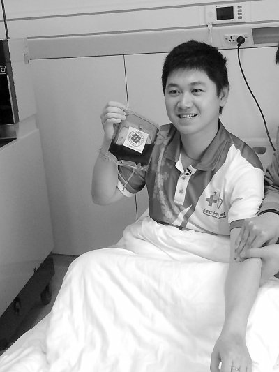 刚刚结束造血干细胞采集手术的陈子扬.(陈岩 摄)