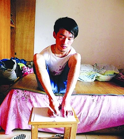 横祸身残疾 "无臂哥"别样精彩生活