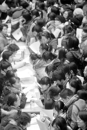 学生纠结先考研还是先就业 专家称看专业兴趣