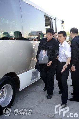 已有很多群众自发前来,送罗京最后一程 罗京的追悼会及遗体告别仪式将