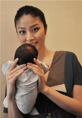 陈慧琳爱子真容首曝光小刘升长相像爸爸(图) - 明星八卦 - 房王网