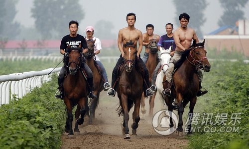 张默,廖凡,邵兵为拍摄马战场景做骑马训练,虽是训练,但是已初显气势