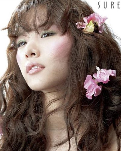 赵尹熙为杂志拍摄写真 妆容精致宛如芭比