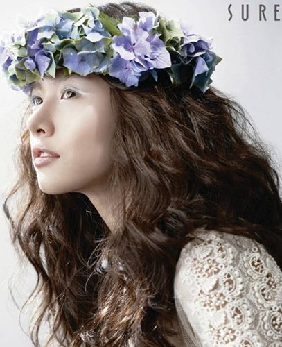 赵尹熙为杂志拍摄写真 妆容精致宛如芭比