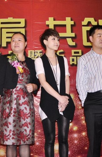 厉娜成广告邀约新宠 忙里偷闲参加佛山代言活动