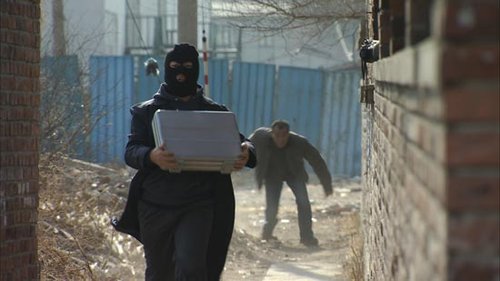 紧张黑色幽默的追逐戏