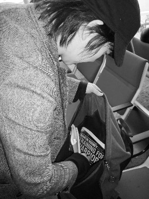 邰正宵扮学生有自信 坐飞机看拳击教程打发时间