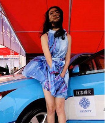 上周,"兽兽门"女主角翟凌在不雅视频风波后在江苏淮安体育馆广场一个