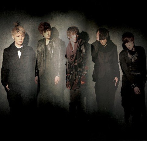 花美男hit-5与"时间"赛跑 患重感冒坚持演出