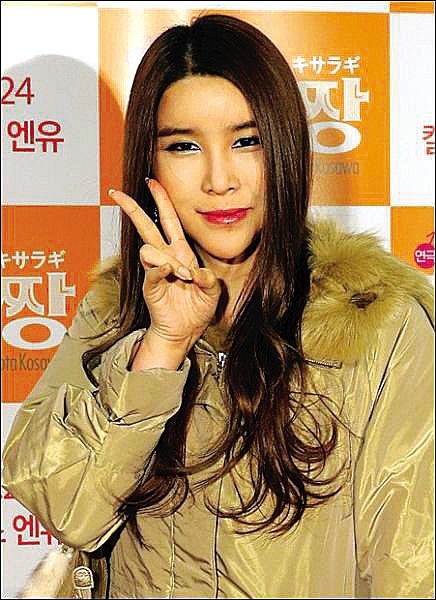 变性艺人河莉秀容貌每隔几月就大变 网友费解