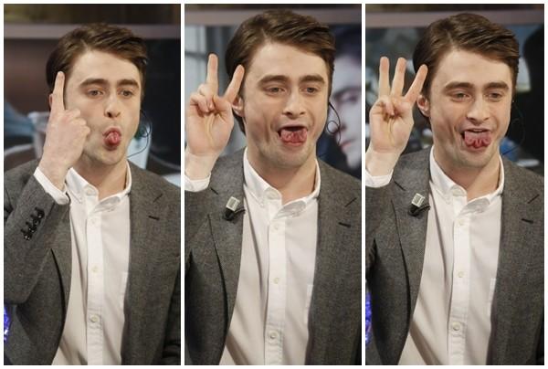 台湾星二代炫技展示"莲花舌" 惊呆身旁帅哥