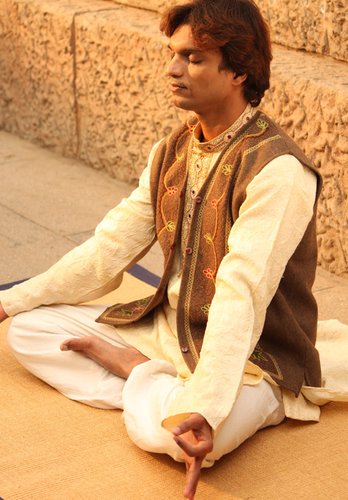 《绝命岛》10月上映 印度瑜伽大师秀神奇缩骨功