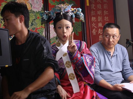 《甄嬛传》片场照 "华妃"蒋欣搞怪惹人爱
