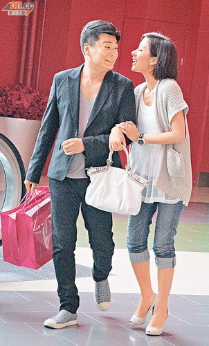 [电视新闻]杨怡惹火谢天华推倒阮兆祥 闹市拍新剧场面搞笑