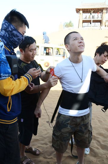 《纵横四海》王栎鑫沙漠暴走 极限挑战飞车游戏