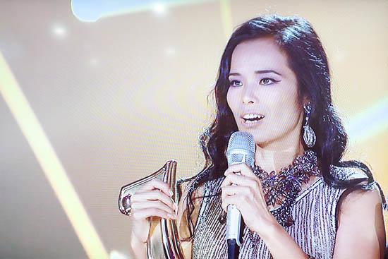 韦唯获《我是歌手》致敬大奖 携三子泪洒全场