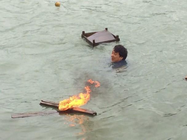 成龙拍新片摄影师坠海身亡 亲自跳海救人未果