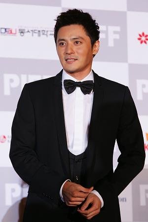张东健回归韩国电视圈 现身撑好友暴瘦面凹