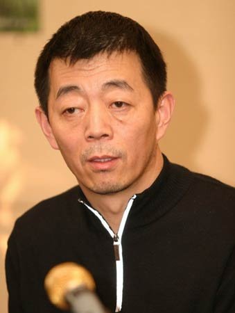 顾长卫与年轻女子机场同行被拍 回应:工作人员