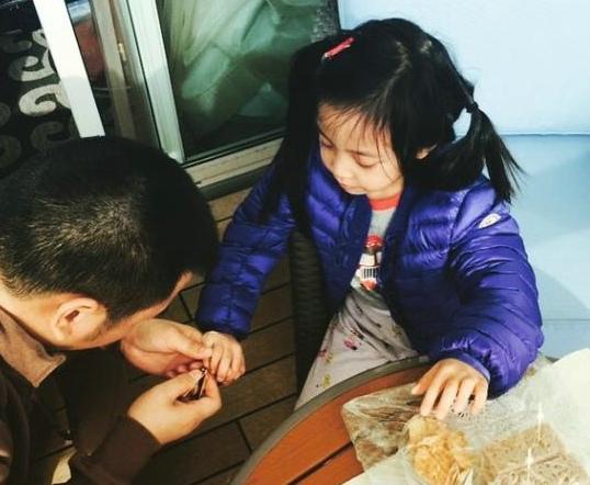 腾讯娱乐讯 3月9日零时许,一张赵薇老公黄有龙为宝贝女儿小四月剪指甲