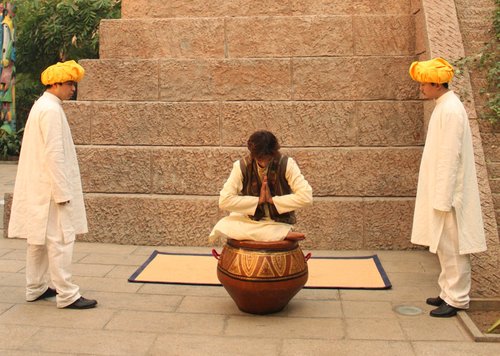 《绝命岛》10月上映 印度瑜伽大师秀神奇缩骨功