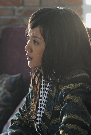 热播 演绎拜金女的四场爱情  剧照 又一部怀旧励志大剧《再回首》近日