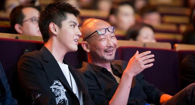 吴亦凡与《老炮儿》导演管虎在台下