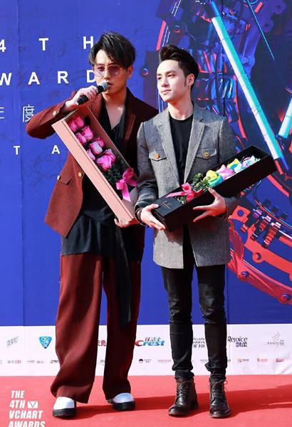 mic男团双喜临门 赵泳鑫池约翰分获个人奖项