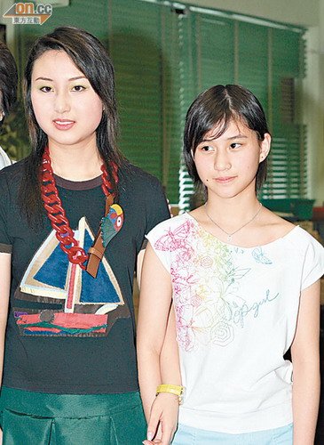 何超云(左)与何超莲常常结伴现身活动.