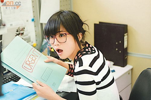 上大胶框眼镜化身搞笑ol,配上夸张的肢体动作和表情,获导演大赞有"林