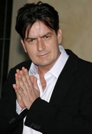 媒体消息,本周二发生醉酒丑闻的美剧男星查理·辛(charliesheen)宣布