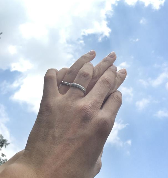 张晋晒婚戒为蔡少芬庆生 一家四口同框好有爱