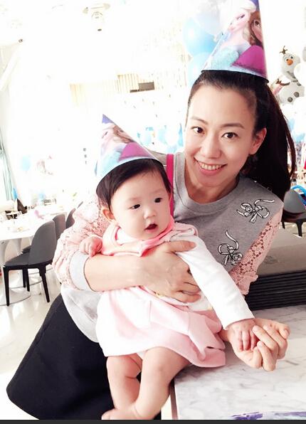 吴辰君带九个月女儿拍封面或将再追第二胎