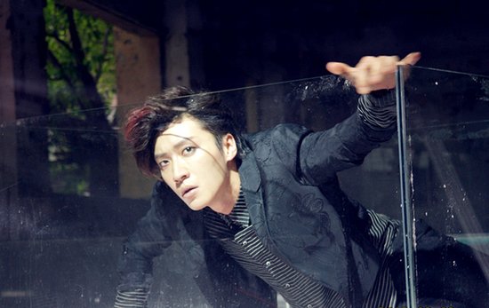 的kimi乔任梁,今日率先曝光了加盟新东家首支单曲《复活》的mv预告片