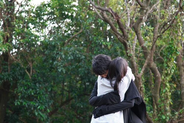 宫阁《雨噼里啪啦下》mv首发 献荧屏初吻