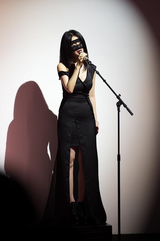 bing蒙面在沪开唱 笑接"新海豚女王"称号