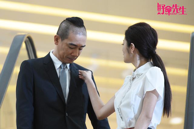 安以轩帮陈小春整理衣服