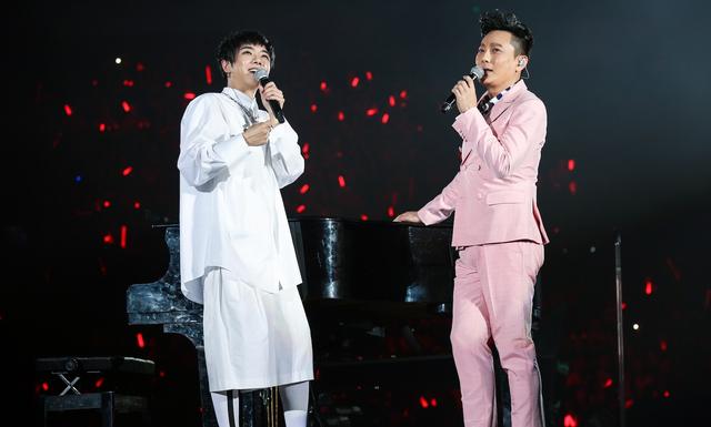 华晨宇演唱会哽咽告白 与张信哲"合体"表演